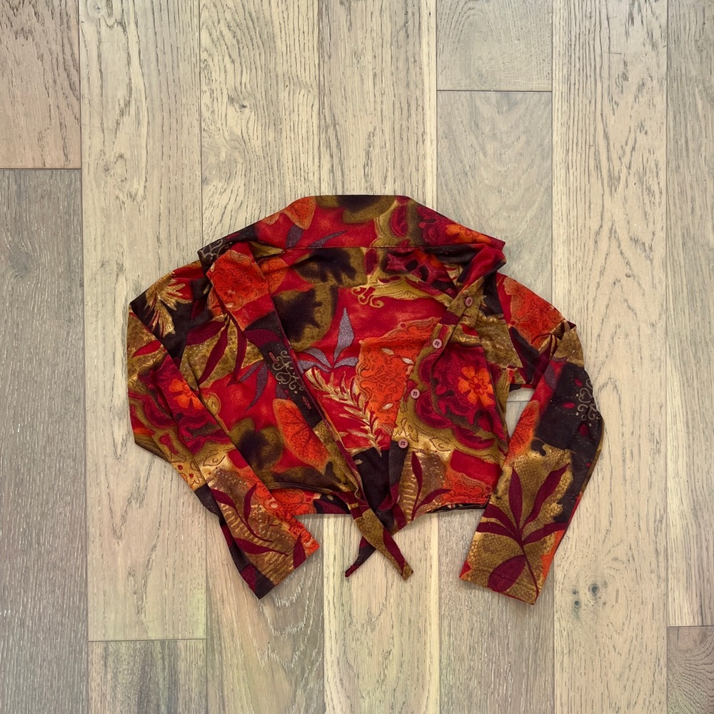 Red and brown floral print crop with a tie front 

No size but fits a small